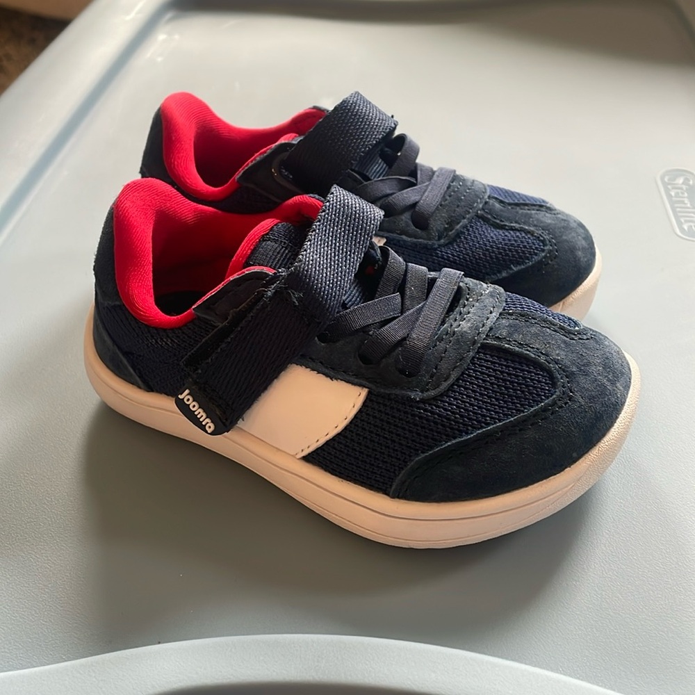 TODDLER wide toe box sneakers